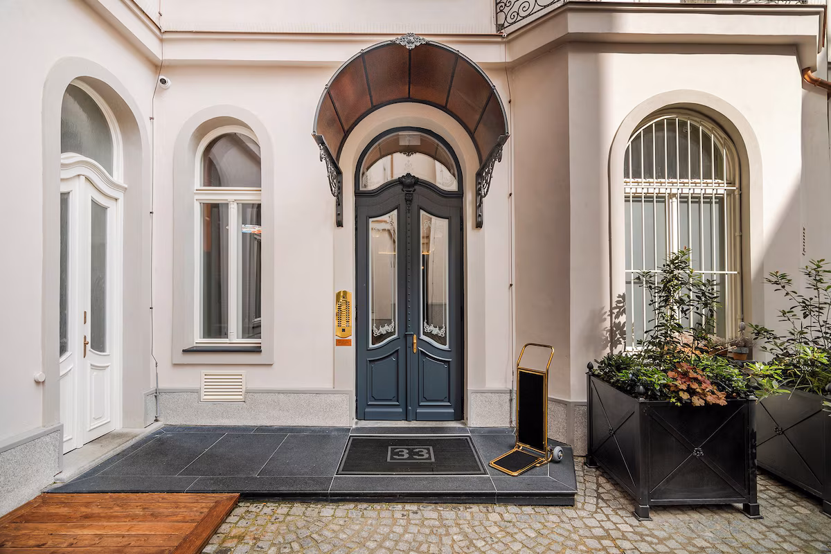 Entrada de un edificio residencial del caso Brenhomes